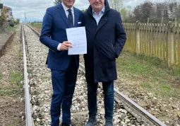 Il presidente Cirio e il sindaco Gallo sulla ferrovia che attende di essere riaperta e che ha una stazione anche a Busca. Cirio mostra la determina firmata dal direttore generale dell'Agenzia della Mobilità che aggiudica il servizio alla Longitude di Torino